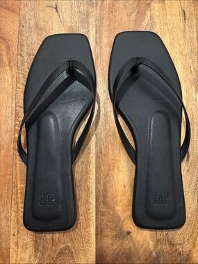 GAP Women's Black Leather Square-Toe Thong Sandals